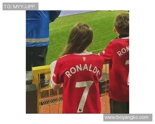 球衣情侣头像展现足球明星魅力与爱情的完美结合